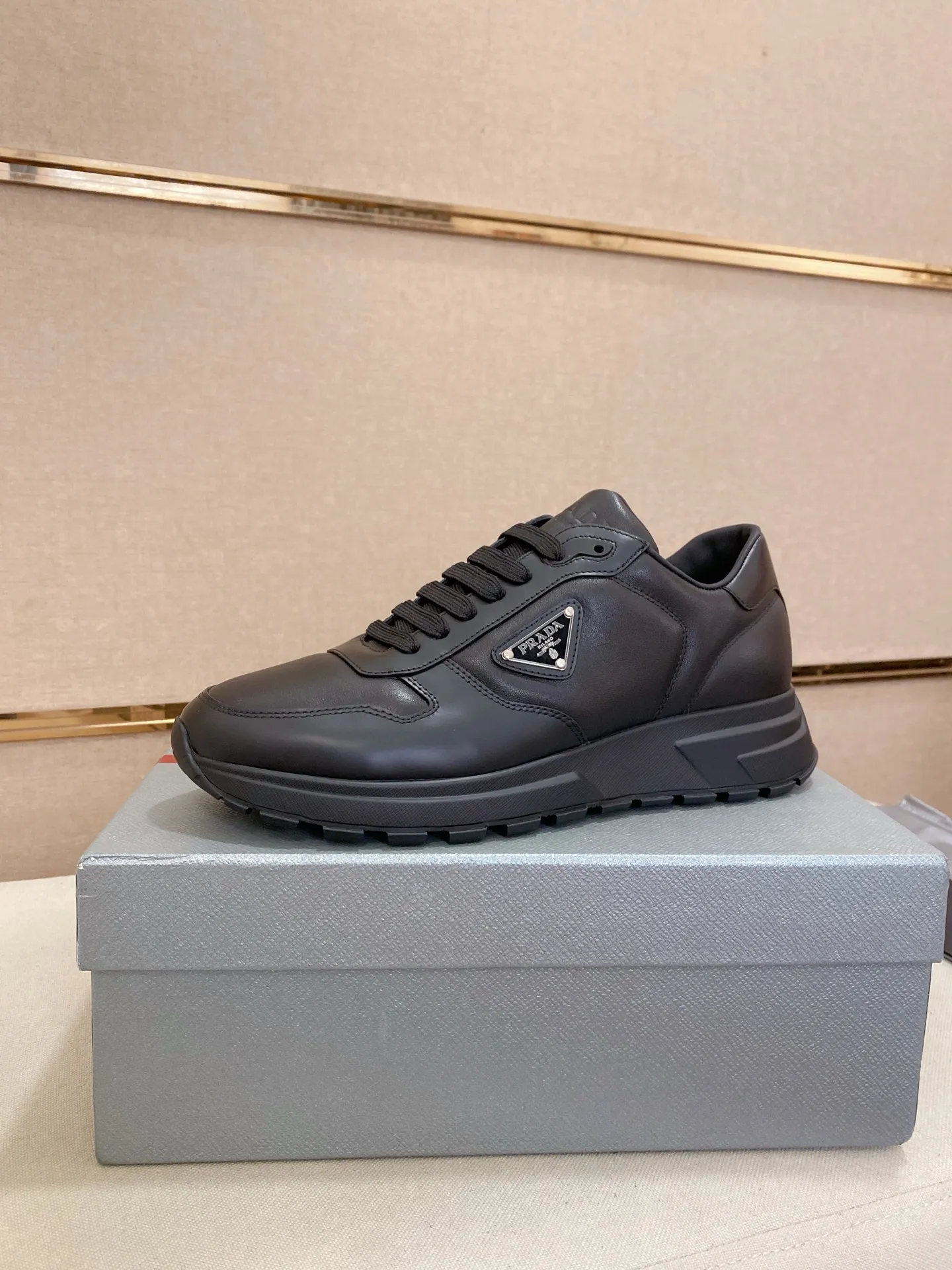 Factory price 540💰 ✔️✔️✔️High version High-quality new PRADA counters are on the market at the same time. The new men's shoes and 😘fabrics are selected from imported first-layer cowhide and are made by pure handcrafts. Lining: Full cowhide lining. 👍🏿 High-end ☄️ air-cushion molded anti-slip rubber outsole, exquisite lines, simple and elegant, comfortable and high-end for leisure travel. Code number: 38 to 44